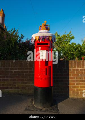 Weymouth, Dorset, Regno Unito. 20th maggio 2022. Una casella postale a Weymouth nel Dorset è stata decorata con una corona a crochet per celebrare il Giubileo del platino della Regina. Il Giubileo del platino di Elisabetta II si celebra dal 2 giugno al 5 giugno 2022 nel Regno Unito e nel Commonwealth per celebrare il 70th anniversario dell'adesione della Regina Elisabetta II il 6 febbraio 1952. Picture Credit: Graham Hunt/Alamy Live News Foto Stock