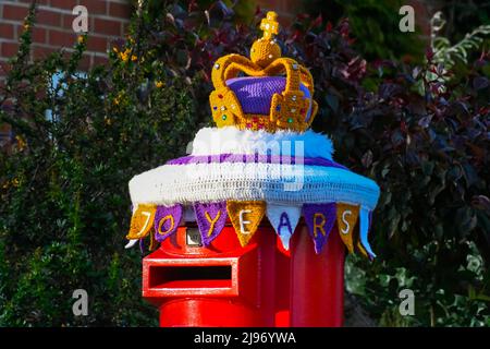 Weymouth, Dorset, Regno Unito. 20th maggio 2022. Una casella postale a Weymouth nel Dorset è stata decorata con una corona a crochet per celebrare il Giubileo del platino della Regina. Il Giubileo del platino di Elisabetta II si celebra dal 2 giugno al 5 giugno 2022 nel Regno Unito e nel Commonwealth per celebrare il 70th anniversario dell'adesione della Regina Elisabetta II il 6 febbraio 1952. Picture Credit: Graham Hunt/Alamy Live News Foto Stock