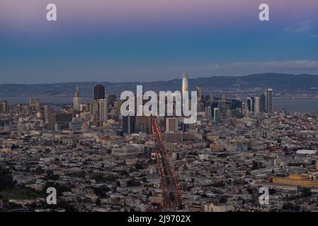 Lo skyline di San Francisco in California USA durante l'ora blu. Foto Stock