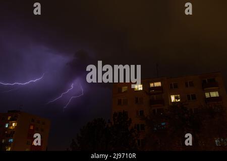 Forte cielo tempesta con lampo e edificio nel centro di Ceske Budejovice di notte. Pericolo di intemperie Foto Stock