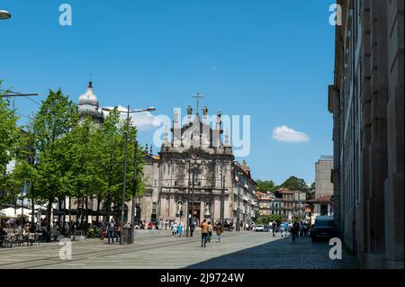 Porto, Portogallo. 2022 maggio 5. Giornata di sole in Plaza de Carmo sosta a Iglesia del Carmo nell'estate del 2022. Foto Stock