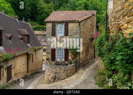 Beynac-et-Cazenac, Francia - 12 maggio, 2022: Il borgo medievale storico e pittoresco di Beynac-et-Cadenac nella valle della Dordogna Foto Stock