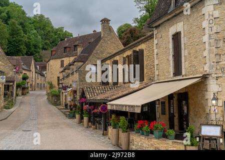 Beynac-et-Cazenac, Francia - 12 maggio, 2022: Il borgo medievale storico e pittoresco di Beynac-et-Cadenac nella valle della Dordogna Foto Stock