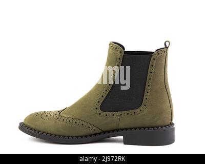 Stivali da donna in camoscio verde chelses autunno fondo bianco isolato. Vista lato sinistro. Scarpe alla moda. Photoshoot per il concetto di negozio di scarpe Foto Stock