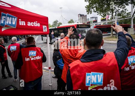 Eindhoven, Paesi Bassi. 21st maggio 2022. 2022-05-21 09:33:32 EINDHOVEN - gli autisti di autobus nel trasporto regionale si riuniscono alla stazione centrale degli autobus. Essi esprimono la loro insoddisfazione per l'offerta finale fatta dai loro datori di lavoro nei negoziati collettivi sul contratto di lavoro. ANP ROB ANGELAAR netherlands OUT - belgium OUT Credit: ANP/Alamy Live News Foto Stock