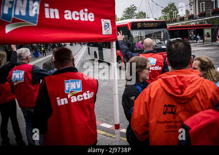 Eindhoven, Paesi Bassi. 21st maggio 2022. 2022-05-21 09:33:31 EINDHOVEN - gli autisti di autobus nel trasporto regionale si riuniscono alla stazione centrale degli autobus. Essi esprimono la loro insoddisfazione per l'offerta finale fatta dai loro datori di lavoro nei negoziati collettivi sul contratto di lavoro. ANP ROB ANGELAAR netherlands OUT - belgium OUT Credit: ANP/Alamy Live News Foto Stock