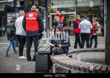 Eindhoven, Paesi Bassi. 21st maggio 2022. 2022-05-21 09:45:16 EINDHOVEN - gli autisti di autobus nel trasporto regionale si riuniscono alla stazione centrale degli autobus. Essi esprimono la loro insoddisfazione per l'offerta finale fatta dai loro datori di lavoro nei negoziati collettivi sul contratto di lavoro. ANP ROB ANGELAAR netherlands OUT - belgium OUT Credit: ANP/Alamy Live News Foto Stock