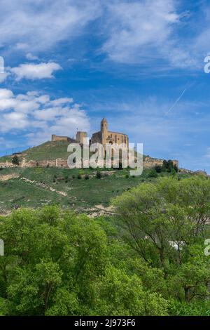 San Vicente de la Sonsierra, Spagna - 26 aprile 2022: Vista verticale del castello di San Vicente de la Sonsierra a la Rioja nel nord della Spagna Foto Stock