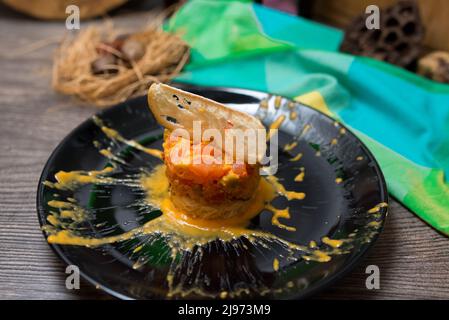 Scaloppa di pollo con pomodoro piccante e salsa di olive. Decorato con sottile fetta di crostini, peperoncino su un lato, fresco pak choi giovane. Insalata ci ring Foto Stock