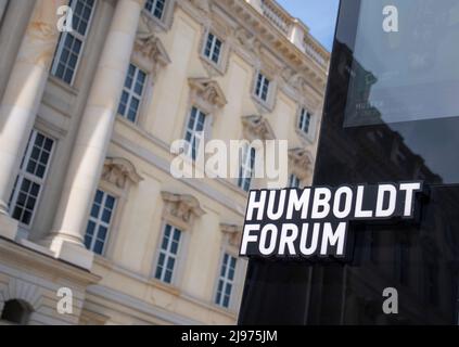 Berlino, Germania. 20th maggio 2022. Un espositore digitale con la scritta 'Humboldt Forum' si trova di fronte al Palazzo di Berlino, dove si trova il Forum. Credit: Oliwia Nowakowska/dpa/Alamy Live News Foto Stock