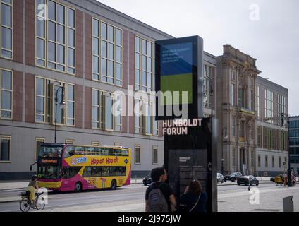 Berlino, Germania. 20th maggio 2022. Un autobus turistico passa per il Palazzo di Berlino (Humboldt Forum). Credit: Oliwia Nowakowska/dpa/Alamy Live News Foto Stock