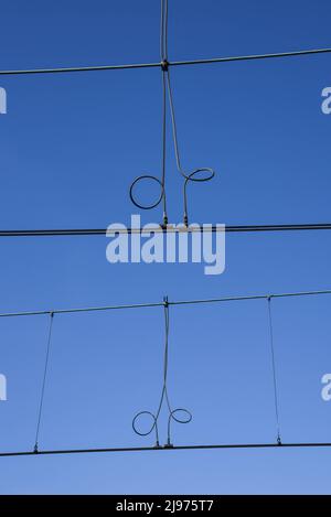 Den Helder, Olanda, maggio 2022. La catenaria della ferrovia contro un cielo blu. Foto di alta qualità Foto Stock