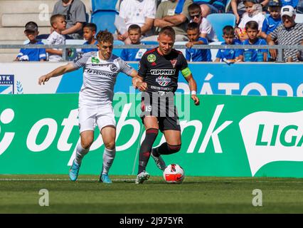 BUDAPEST, UNGHERIA - MAGGIO 15: Zalan Vancsa di MTK Budapest compete per la palla con Balazs Dzsudzsak di DVSC durante l'Ungherese OTP Bank Liga match tra MTK Budapest e DVSC allo Stadio Hidogkuti Nandor il 15 maggio 2022 a Budapest, Ungheria. Foto Stock