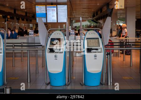 Check-in macchina all'aeroporto Schiphol nei Paesi Bassi 14-5-2022 Foto Stock