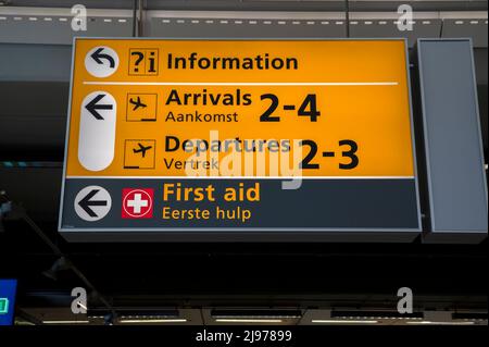 Cartello con indicazioni diverse all'aeroporto Schiphol The Gates The Netherlands 14-5-2022 Foto Stock