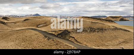 Vista panoramica di un paesaggio di pseudocratori vicino Skutustadir sulla riva meridionale del lago Myvatn nel nord dell'Islanda Foto Stock