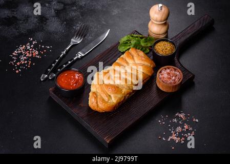 Torte con cavolo. Cottura fatta in casa. Cucina tradizionale Ucraina. Primo piano Foto Stock