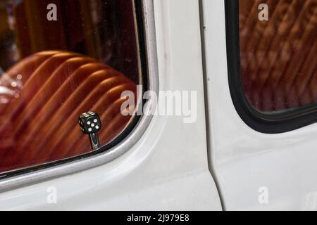 Particolare della porta di una Fiat 500 d'epoca con apriporta a chiocciola e sedili in pelle rossa, Genova, Liguria, Italia Foto Stock