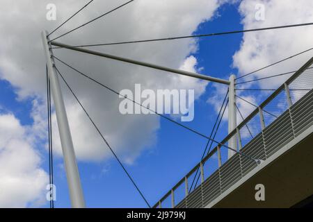 Cambridge , Regno Unito 08-Maggio-2022, nuovo ciclo / ponte pedonale sopra la strada principale Foto Stock