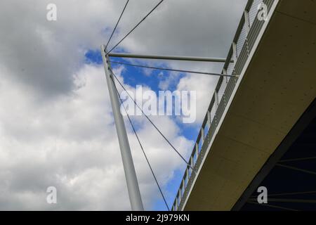Cambridge , Regno Unito 08-Maggio-2022, nuovo ciclo / ponte pedonale sopra la strada principale Foto Stock