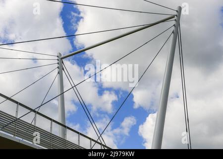 Cambridge , Regno Unito 08-Maggio-2022, nuovo ciclo / ponte pedonale sopra la strada principale Foto Stock