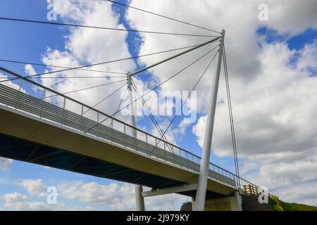 Cambridge , Regno Unito 08-Maggio-2022, nuovo ciclo / ponte pedonale sopra la strada principale Foto Stock