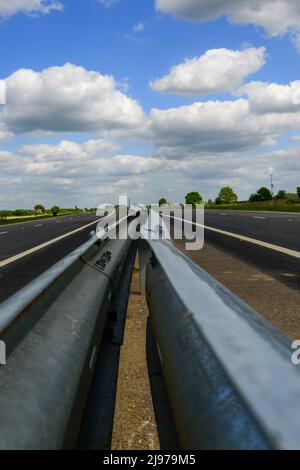 Cambridge , UK 08-May-2022, barriera di sicurezza Armco su strada di nuova costruzione Foto Stock