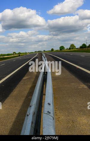 Cambridge , UK 08-May-2022, barriera di sicurezza Armco su strada di nuova costruzione Foto Stock