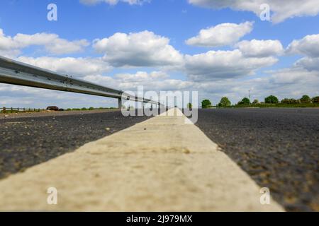Cambridge , UK 08-May-2022, barriera di sicurezza Armco su strada di nuova costruzione Foto Stock