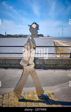 La statua di LS Lowry ispirata dal designer Tom Elliot in cima alla slitta knott End Foto Stock