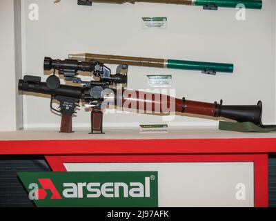 Arsenal 40mm 40 mm ATGL-L (RPG-7) lanciarazzi anticarro in mostra militare IDEX 2011 Foto Stock