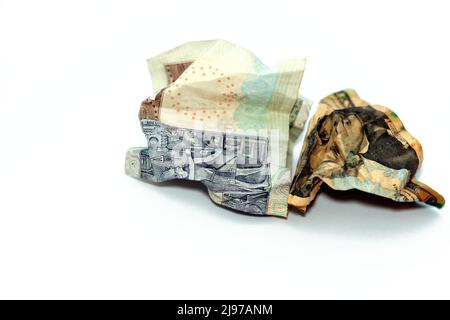 Crumpled rugged American money note di 20 $ venti dollari fattura e 20 LE venti egiziano banconote in contanti isolato su sfondo bianco, econom Foto Stock