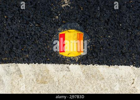 Cambridge , Regno Unito 08-Maggio-2022, primo piano di gatti strada occhio su raod di nuova costruzione Foto Stock