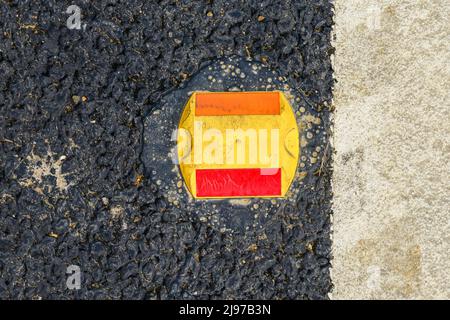 Cambridge , Regno Unito 08-Maggio-2022, primo piano di gatti strada occhio su raod di nuova costruzione Foto Stock