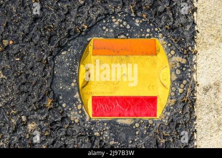 Cambridge , Regno Unito 08-Maggio-2022, primo piano di gatti strada occhio su raod di nuova costruzione Foto Stock