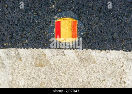 Cambridge , Regno Unito 08-Maggio-2022, primo piano di gatti strada occhio su raod di nuova costruzione Foto Stock