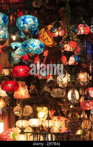 Colorata lampada turca sospesa sul soffitto del Dubai Gold Souk Bazaar,  lampade multicolore per la decorazione degli interni, migliori posti da  visitare a Du Foto stock - Alamy