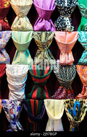 Sciarpe di seta colorate con diversi modelli che si possono trovare in molti negozi del Grand Bazaar, Istanbul. Foto Stock