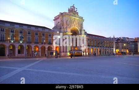 Grande praca de comercio a Lisbona di notte Foto Stock