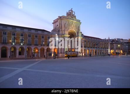 Grande praca de comercio a Lisbona di notte Foto Stock