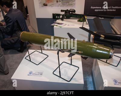 Abu Dhabi, Emirati Arabi Uniti - 23 febbraio. 2011: Conchiglia di artiglieria con guida laser russa Kitolov-2M in mostra militare IDEX 2011 Foto Stock