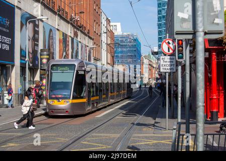 Tram Luas in movimento nel centro di Dublino, Irlanda, in una bella giornata Foto Stock