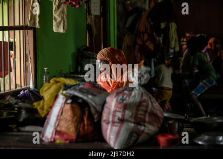 Assam, India. 20th maggio 2022. Gli abitanti del villaggio colpiti da un'alluvione si rifugiano a una scuola, dopo un'alluvione che fluisce piovosità pesante, a Nagaon, Assam, India il 20 maggio 2022. Almeno 10 persone sono morte in inondazioni e frane a causa di piogge pre-monsone ad Assam. Credit: David Talukdar/Alamy Live News Credit: David Talukdar/Alamy Live News Foto Stock