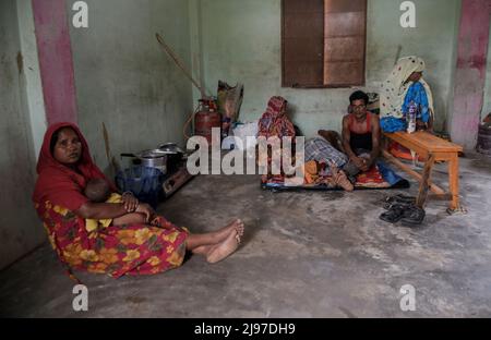 Assam, India. 20th maggio 2022. Gli abitanti del villaggio colpiti da un'alluvione si rifugiano a una scuola, dopo un'alluvione che fluisce piovosità pesante, a Nagaon, Assam, India il 20 maggio 2022. Almeno 10 persone sono morte in inondazioni e frane a causa di piogge pre-monsone ad Assam. Credit: David Talukdar/Alamy Live News Credit: David Talukdar/Alamy Live News Foto Stock