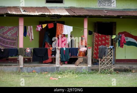 Assam, India. 20th maggio 2022. Gli abitanti del villaggio colpiti da un'alluvione si rifugiano a una scuola, dopo un'alluvione che fluisce piovosità pesante, a Nagaon, Assam, India il 20 maggio 2022. Almeno 10 persone sono morte in inondazioni e frane a causa di piogge pre-monsone ad Assam. Credit: David Talukdar/Alamy Live News Credit: David Talukdar/Alamy Live News Foto Stock