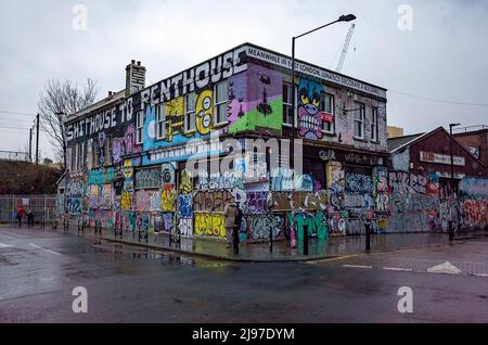 Shithouse a Penthouse Graffiti sul pub Lord Napier a Hackney Wick, East London. Foto Stock