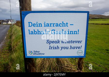 Un cartello stradale sulla penisola di Dingle in due lingue, irlandese (gaelico) e inglese. L'area è bilingue e parte del Gaeltacht. Foto Stock