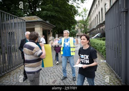 Berlino, Germania. 21st maggio 2022. I manifestanti pro-Ucraina si sono riuniti all'ingresso posteriore dell'Università Humboldt di Berlino il 21 maggio 2022, per protestare contro un congresso che si stava svolgendo lì. Prima dell'inizio dell'evento, diversi politici hanno criticato duramente l'evento. Il nome del congresso era: Vivere senza NATO - idee per la pace. (Foto di Michael Kuenne/PRESSCOV/Sipa USA) Credit: Sipa USA/Alamy Live News Foto Stock