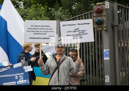 Berlino, Germania. 21st maggio 2022. I manifestanti pro-Ucraina si sono riuniti all'ingresso posteriore dell'Università Humboldt di Berlino il 21 maggio 2022, per protestare contro un congresso che si stava svolgendo lì. Prima dell'inizio dell'evento, diversi politici hanno criticato duramente l'evento. Il nome del congresso era: Vivere senza NATO - idee per la pace. (Foto di Michael Kuenne/PRESSCOV/Sipa USA) Credit: Sipa USA/Alamy Live News Foto Stock