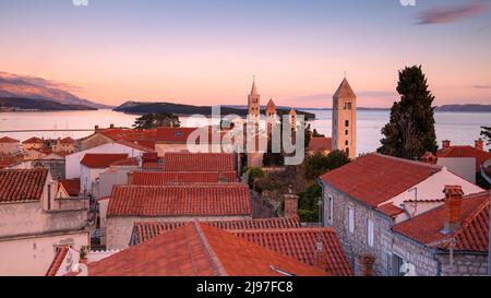 Rab, isola di Rab, Croazia. Immagine panoramica del paesaggio urbano dell'iconico villaggio di Rab, Croazia, situato sull'isola di Rab al tramonto. Foto Stock